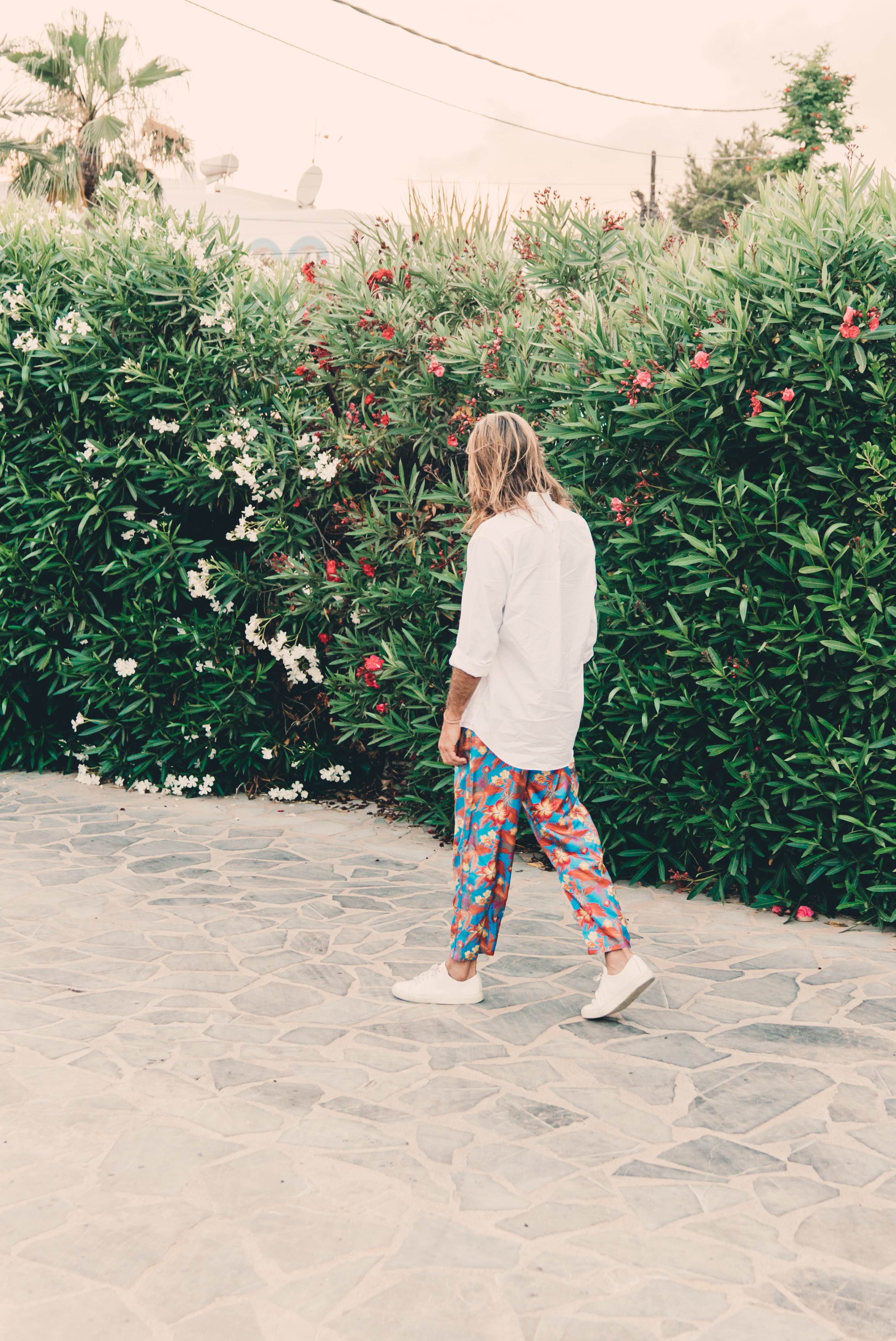 Weekend Pant Lake Como Silk Hibiscus Navy - Image 2